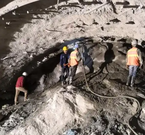 五峰拱顶带模注浆料的施工流程及注意事项